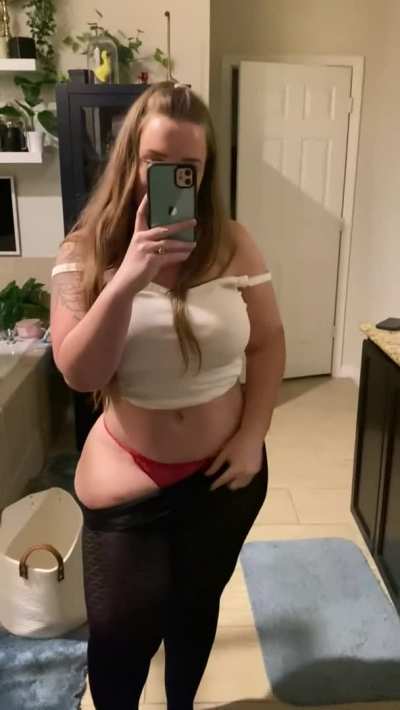 Curvy milf at your service (f) (oc)