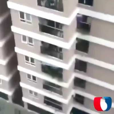 Во вьетнамском Ханое мужчина поймал девочку, упавшую с 12 этажа