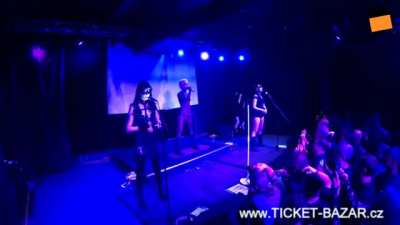 Nonchalant Pissing on Stage : Grausame Töchter - Angst entstellt den Menschen (see replies for info & source)