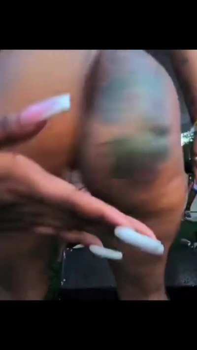 🦄riah shaking that phat ass p 2
