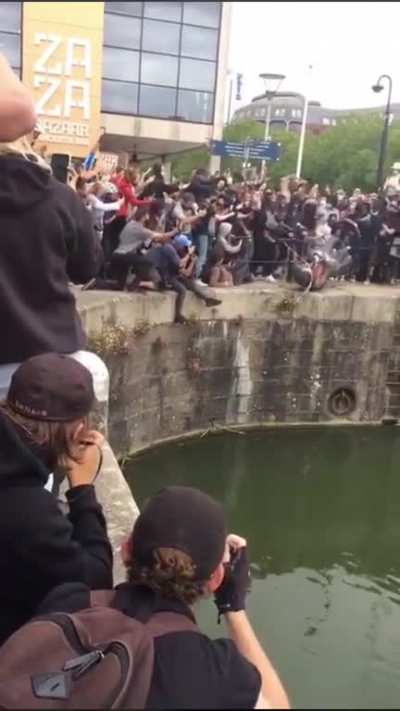 Edward Colston statue (Bristol, UK) taken down and thrown into harbour following BLM protests