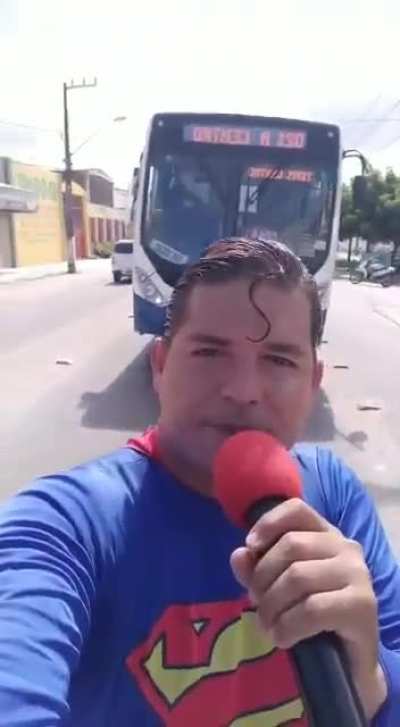 Superhomi é atropelado por um ônibus