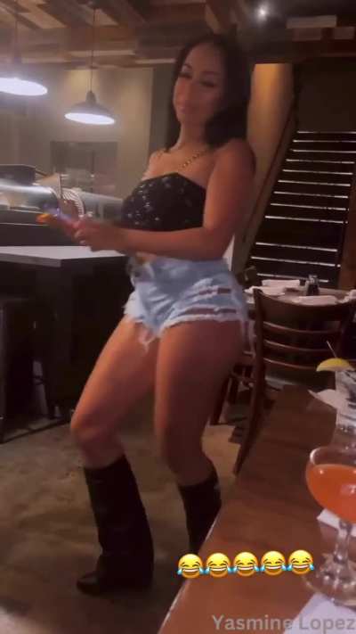 Dropping it low 🍑