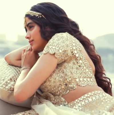 Janhvi Kapoor is a pure godde<wbr>ss🤤🤤. The new generation whore is seducing us in every possible way😍😍. The cleavage in the end is a treat for many fappe<wbr>rs💦💦.