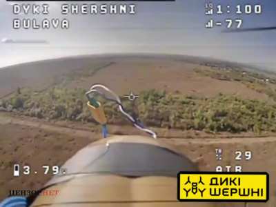 Ukrainian FPV-drone-strike on a Russian howitzer. September 2023.