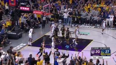[Highlight] Donte DiVincenzo drops a beautiful scoop shot over Len to give the Warriors a 9 point lead to close the first quarter