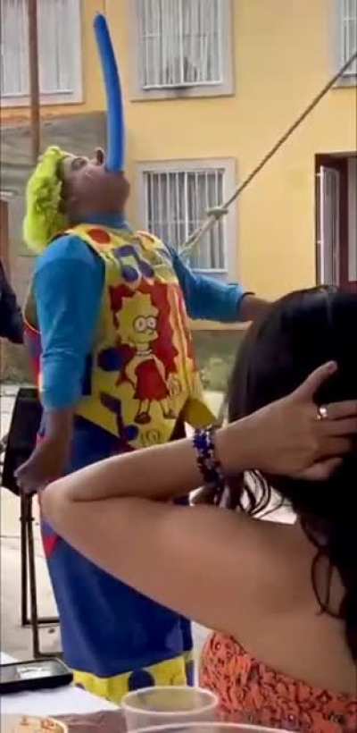 Usuario de MAAU captado en pleno show🤡