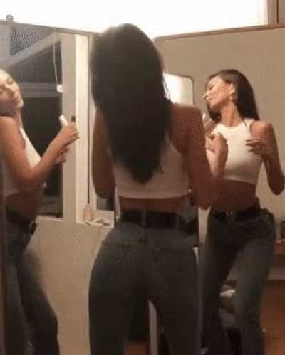 Emily Ratajkowski looking good in jeans