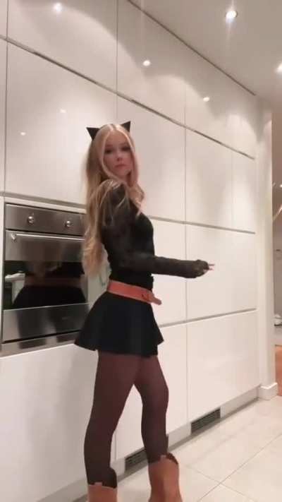 Scary black cat !