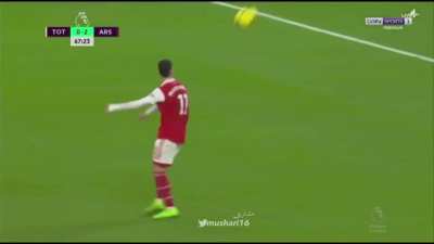 Martinelli controlling the ball with his back