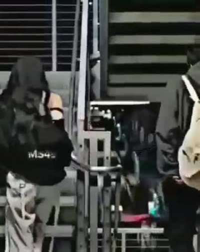 Casal na escada 