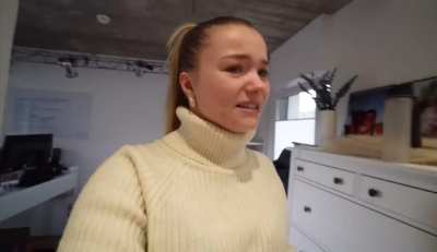 Eventuell weil du im letzten Vlog „zu viel“ gezeigt hast und das jetzt vermeiden willst. Quelle YouTube: „Wohnungsupdate + Geschenke einpacken..“