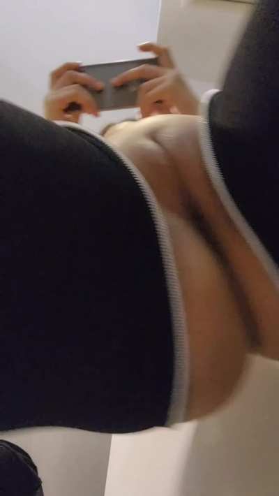 Distracted pussy playing games 