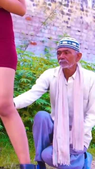 Yeh Buddha mere bich me bahut photo le Riya hai 