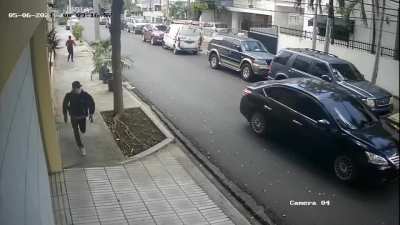 Person in a car interrupts robbery