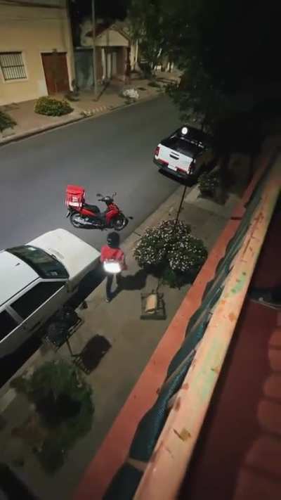 Usuario de TikTok inventó un mecanismo para no bajar a atender al delivery