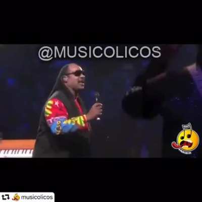 No le peeegueee....