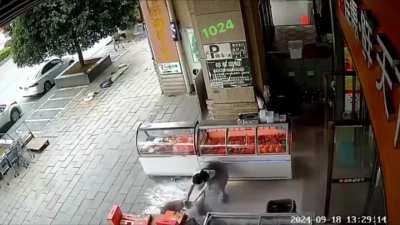9月18日<wbr>，贵州凯里<wbr>，幼童在超<wbr>市门口被突<wbr>然冲出的狗<wbr>扑倒撕咬 ，孩子妈妈<wbr>和群众合力<wbr>解救并将狗<wbr>打死！派出<wbr>所：小孩无<wbr>生命危险，<wbr>伤人狗的来<wbr>源正在调查<wbr>。