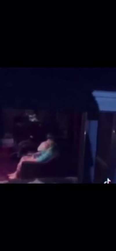Dude farts in strangers window.