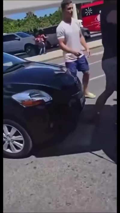 American visiting Mexico starts fight with local, repeatedly punching the man.