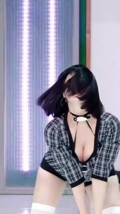 [MPD직캠] 트와이스 모모 직캠(TWICE MOMO FanCam) _ @MCOU<wbr>NTDOW<wbr>N_202<wbr>0 G