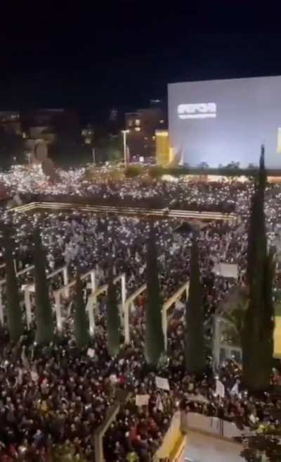BREAKING: This is what the legacy media will never show you. More than 80,000 people demonstrated last night in Tel Aviv against the government of Benjamin Netanyahu 🚨🚨🚨