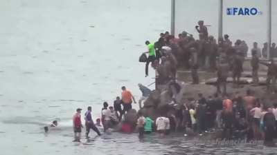 İspanyol Askerler Faslı mültecileri denize atarak sınırdışı ediyor,sonra Deniz kuvvetleri bunları denizden toplayıp Türkiye'ye getiriyor.