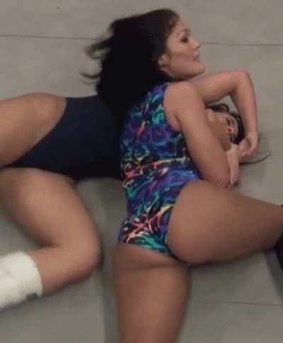Ivelisse Velez amazing booty jiggle [4 MIC]