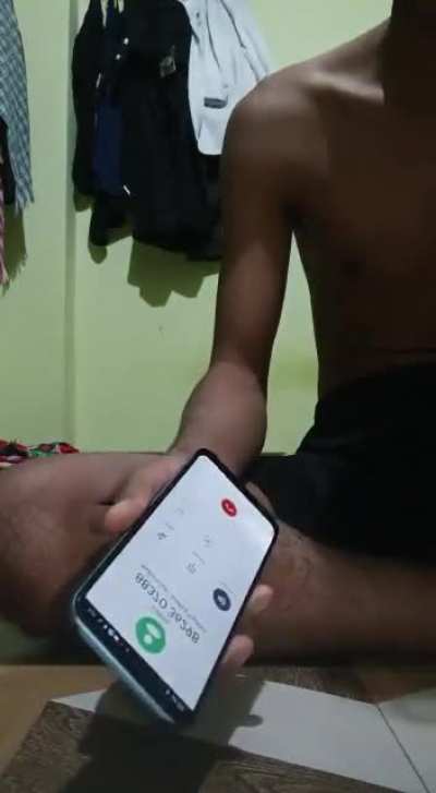 maa kii gaali de kar phone nhi utha raha tha