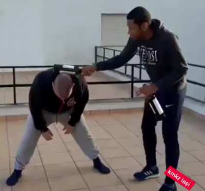 Programatoru'lu'broască încercând să facă un clip viral