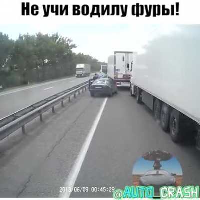 Парень тормоза проверяет полуприцеп своим седаном