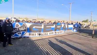 Torcida do Grêmio cobrando com a mesma vontade que os jogadores tem em campo, é discurso afinado que chama