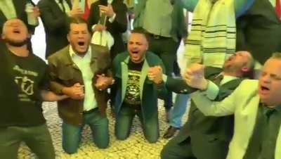 Medo da teocracia que o Brasil está virando. No vídeo, pastores se aglomeram para protestar a proibição de se aglomerar, provando a razão do STF de proibir.