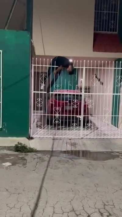 Así terminó un sujeto tras intentar huir de un predio particular en Campeche, luego de ser descubierto al querer robar al interior de la casa.