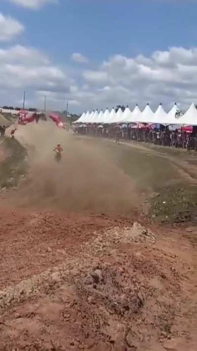 Motocross riders collide with inflatable arch in Alagoa Nova/PB