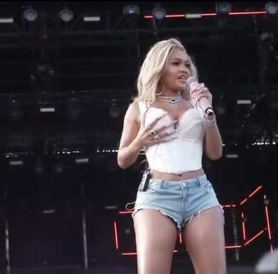 Saweetie shaking titties👅