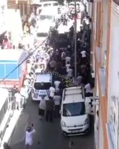 İstanbul : The Police had to save an illegal Pakistani migrant from being killed by locals. The illegal Pakistani migrant was sexually harassing a child before being seen by the mother.