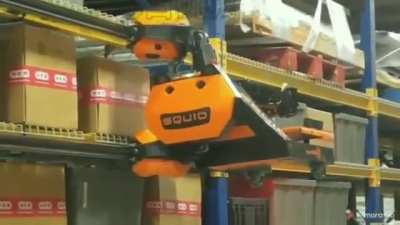 sqUID warehouse logistics robot by Bionic hive