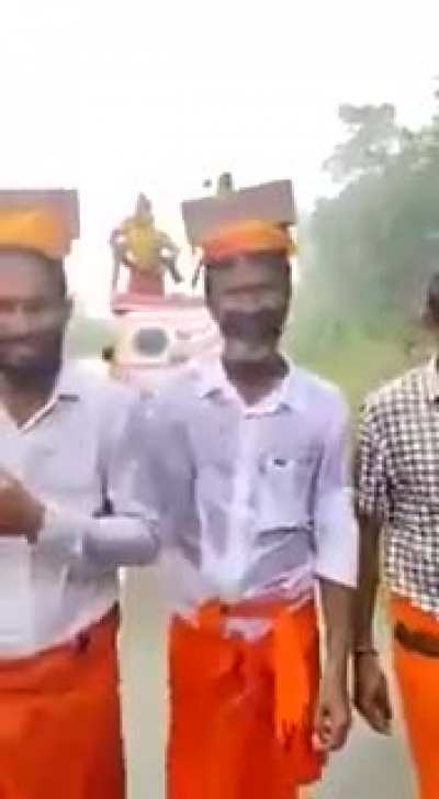 These Rambhakts from Karnataka are doing padyatra till Ayodhya in heavy rains keeping a brick on their head with Sri Ram’s name on it.