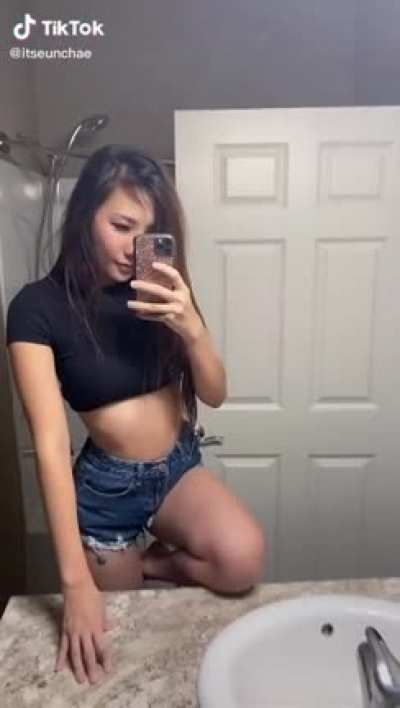 God damn girl........ We need more juicy koreans