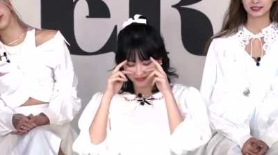 210321 - Momo embracing the aegyo