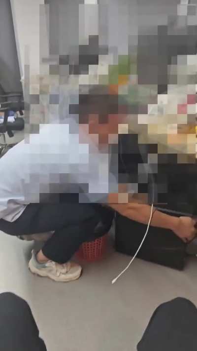 8.15 深圳龙岗宝<wbr>龙智慧家园 比亚迪 辞退硕士校<wbr>园招聘的员<wbr>工，由待改<wbr>进申诉引发<wbr>的无缘由辞<wbr>退。科长直<wbr>接拔掉你办<wbr>公电脑吗，<wbr>还有把人关<wbr>小黑屋不让<wbr>人走，要开<wbr>门砰的一下<wbr>关上门，夹<wbr>你的手。
