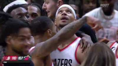 [Highlight] Josh Hart drills the corner three to win the game + replay + bench reaction