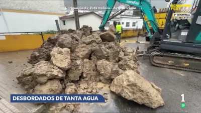 Esta mañana, las calles del pueblo de Ubrique, en Cádiz, se han convertido en ríos. El agua💦 sale por todos los rincones e incluso un arroyo que nace en la montaña⛰️ ha tenido que ser desviado por el centro de la localidad