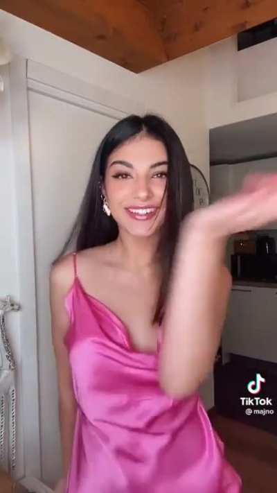 Elisa Maino si muove tutta<wbr>💃🏼+oc<wbr>chi incrociati👀
