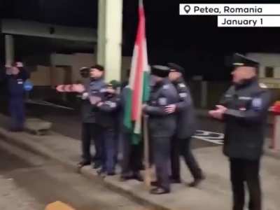 A stray dog unintentionally becomes the first to cross the Romania-Hungary border after Romania joined the EU’s Schengen Area, and has no idea why people are applauding.