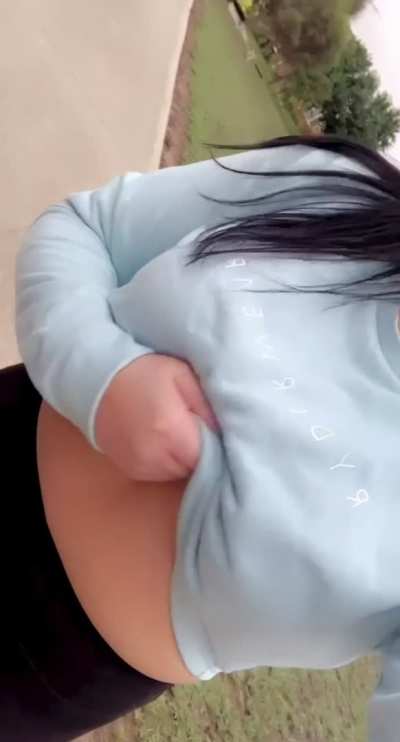 Outdoor titty drop 😍 [OC]