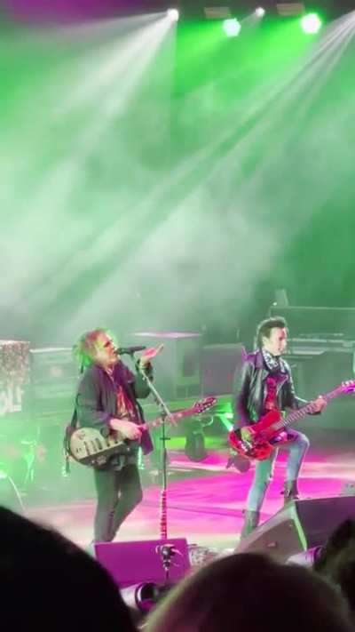 LOVE Robert’s “Lullaby” MOVES!! 😃🕺🏻🎸🕸️🕷️