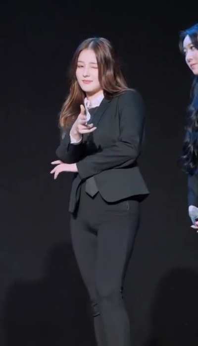 MOMOLAND tight bodies in tight suits