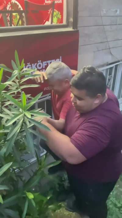 Eren Karamamba Çiğköfteci Mehmet'i SİKİYOR